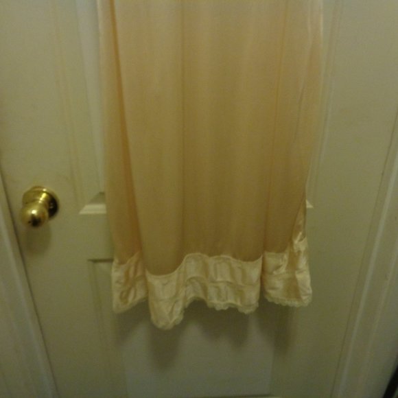 VINTAGE STYLE LONG CREAMY BEIGE NYLONG LACEY SLP OR NIGHTIE 36 - Picture 6 of 6